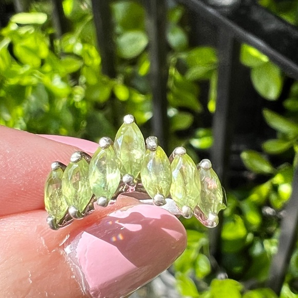 VINTAGE PERIDOT CHEVRON DESIGN RING BAND 925 STERLING SILVER DESIGNER HALLMARKED